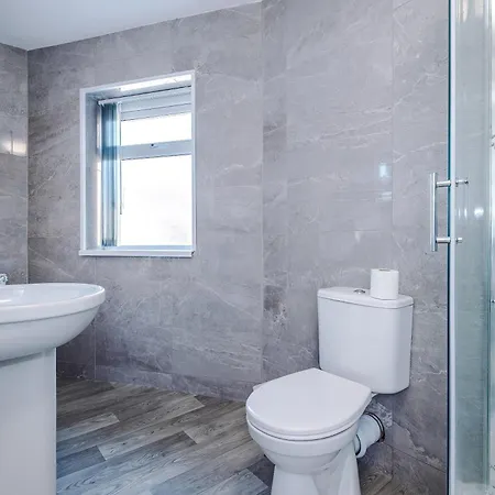 Broughton Haven - 5br House With Spacious Parking Ferienhaus
