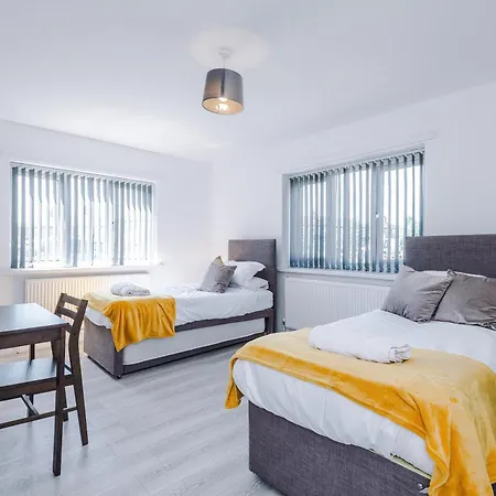 Broughton Haven - 5br House With Spacious Parking Ferienhaus *