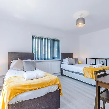 Broughton Haven - 5br House With Spacious Parking Ferienhaus