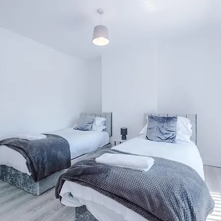 Broughton Haven - 5br House With Spacious Parking Ferienhaus *