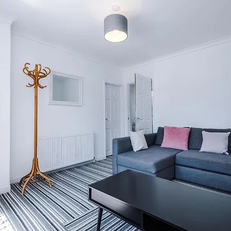 Broughton Haven - 5br House With Spacious Parking Ferienhaus