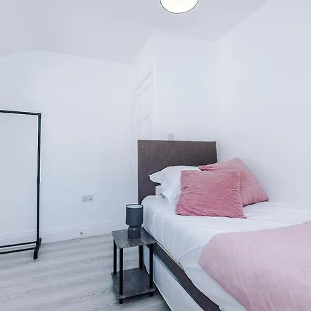 Broughton Haven - 5br House With Spacious Parking Ferienhaus *