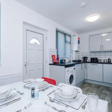 Broughton Haven - 5br House With Spacious Parking Ferienhaus