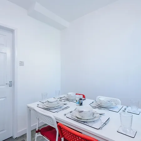 Broughton Haven - 5br House With Spacious Parking Ferienhaus *