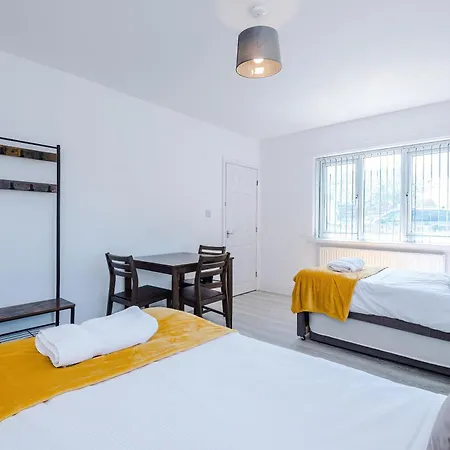 Broughton Haven - 5br House With Spacious Parking Ferienhaus *
